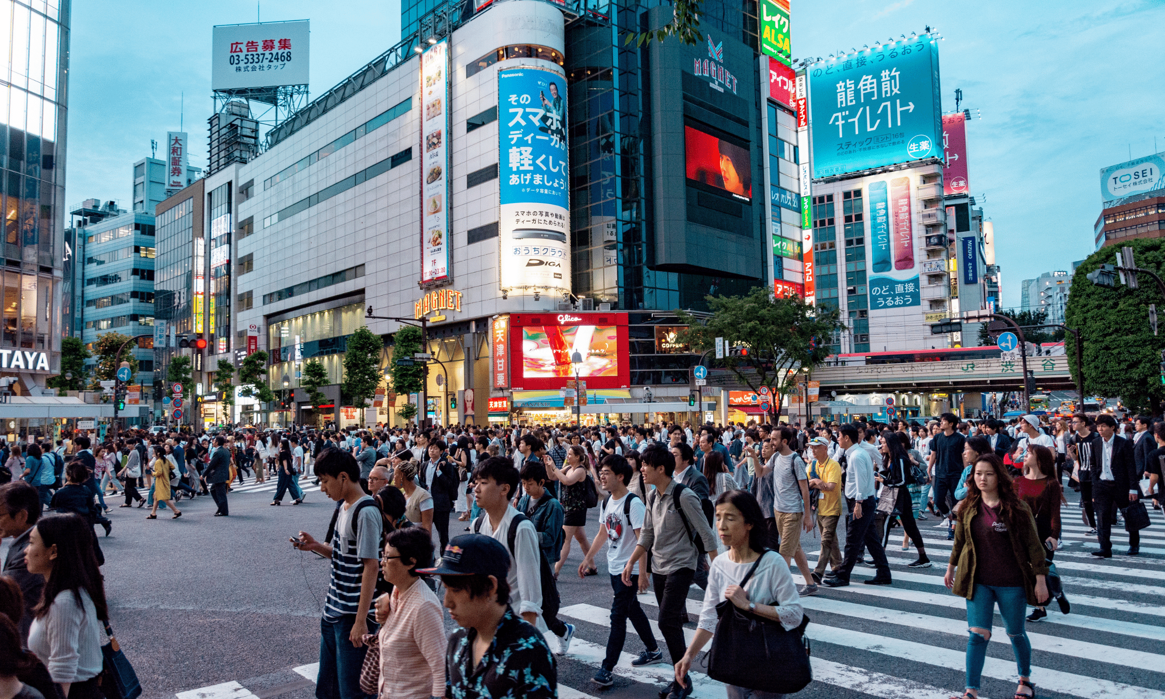 日本のスクランブル交差点を多くの人が行き交っている画像